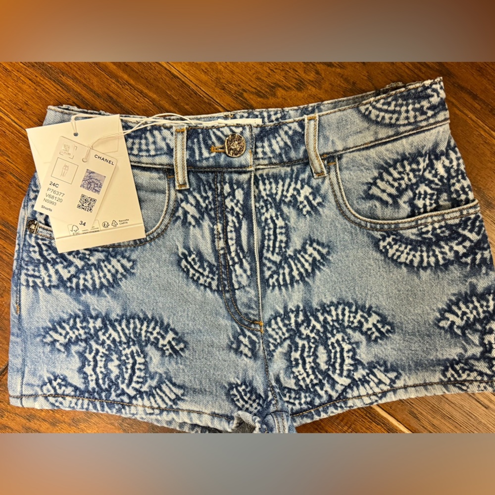 New Chanel cruise 2024 Jean shorts. AUTHENTIC size 34 (European)